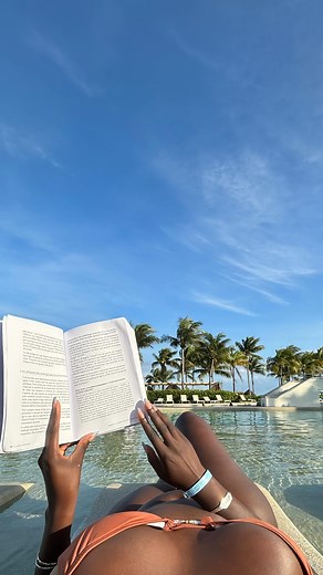 Maly ♡ on Instagram: "Learning to love the skin I’m in, one day at a time. ✨ Remember: everyone has insecurities, but they don’t define us. Here’s to embracing every flaw and finding strength in vulnerability #inclusion #body #curvy #curvemodel #selflove #tallgirl #blackinfluencer"