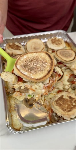 923K views · 2.3K reactions | This Lunch Was A Game Changer! Danny N shows us how to make a yummy lunch using english muffins, pizza sauce, garlic alfredo sauce, mozzarella shredded cheese, thick pepperoni slices, grilled chicken strips and sliced mushrooms. | Danny N’s Kitchen | Facebook