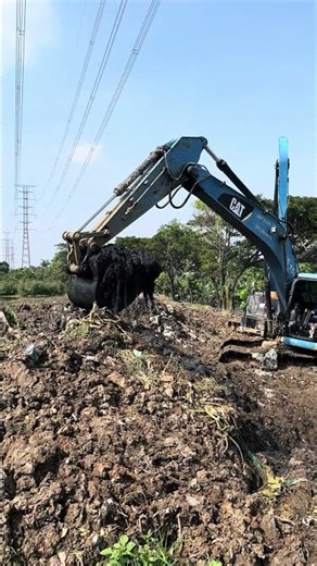 The advantages of Caterpillar heavy equipment are strong power and durability. #xcavator