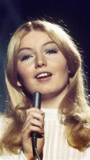 The great Mary Hopkin was one of the first artists signed to The Beatles’ Apple record label! She appeared on the Ed Sullivan Show in 1968 📷: George Wilkes/Hulton Archive/Getty Images #MaryHopkin #ThoseWereTheDays | uDiscover