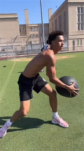 Coach Shiryu on Instagram: "A whole summer of work in 2 minutes. Training high school and college athletes to be stronger, faster, more explosive, and unshakeable. This is where discipline becomes confidence. This is where athletes are built 🐲 #workout #sports #training #athlete #basketball #basketballtraining #public #sport #basketball🏀 #football #college #athletic #performance #fitness #fitnesslife #fitnessmotivation #fypage #fy #explorepage✨ #explorer #newyork #workingout"