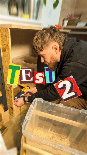 Miroslav Bača on Instagram: "Nezničiteľný…. Píše sa to ľahšie ako vyslovuje 😂..táto stavba košov a zároveň test nového REDMI Note 15 bude rovnako tvrdý ako slovenčina 😂😂 Dnes si dokončíme ďalšiu z mojích krivoľakých stavieb a zároveň otestujeme údajnú silu Titanov, ktorou sa tento nový telefón pýši … a rovno predbehnem - ZVLÁDOL TO! Korunujem ho preto čestným vyznamenaním Bačurdovového rádu a za jeho odolnosť a vytrvalosť mu teraz v tomto popise venujem priestor. Nech sa páči: 🛡️ ODOLNOSŤ: C