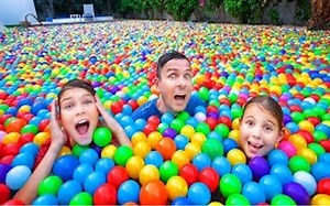 球坑池挑战充满 30,000 个五颜六色的球 Pall Pit 球 - Vania 家庭秀_哔哩哔哩_bilibili