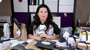 1.7K views · 152 reactions | Hola a todos y todas las multifaceticas!! En que trabajan hoy??? Yo trabajando en el próximo tutorial. Les estare mostrando 5 formas creativas de como empacar sus productos para entrega y envio. Ademas, les regalare la plantilla para que puedan elaborar una caja muy bonita....  Abrazos a todos los miembros de esta bella página!!! ❤️ | Daisy Multifacetica | Facebook