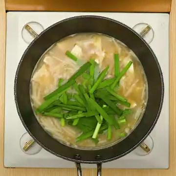 ピリ辛あったまる！ ニラとえのきのチゲ風みそ汁のレシピ動画・作り方 | デリッシュキッチン