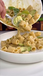 Pasta fredda con zucchine marinate, hummus NOA con ceci e avocado, feta e buccia di limone. Fresca, cremosa e super veloce: questa pasta fredda è il piatto perfetto per quando hai poco tempo. Con l’hummus NOA,100% vegetale, senza conservanti, senza OGM e senza glutine, diventa una ricetta leggera ma ricca di gusto, pronta a sorprendere tutti a tavola. 🛒 Ingredienti • 320 g pasta corta • 2 zucchine • 150 g hummus @noa_vegetale con ceci e avocado • 100 g feta • Buccia grattugiata di 1 limone non 