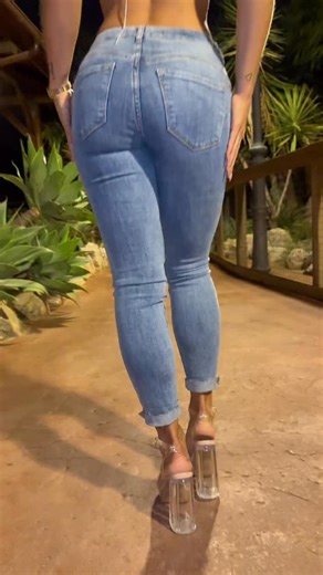 Bianca Anastasia Arcori on Instagram: "Soft glow, strong back, balance is everything ⚖️💫 #walk #back #ootd"