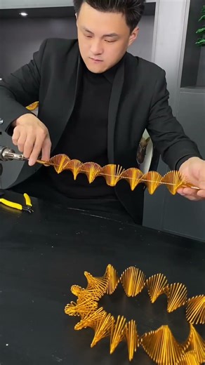 A Gen Z young man crafted a giant golden dragon, stunning countless onlookers