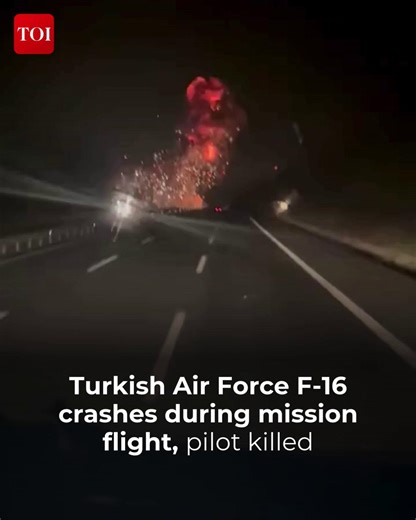 A #TurkishAirForce F-16 fighter jet crashed during a mission flight, killing the pilot. Footage of the initial moments of the crash on the highway in #Balıkesir shows the aircraft descending shortly after takeoff. More details 🔗http://toi.in/XW7ENZ | The Times of India