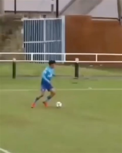 Rising Ballers on Instagram: "Only right to bring THIS goal back to the timeline… When Emile Smith Rowe scored one of the greatest academy goals ever 😳 Still wondering how he got that much curl on it 😭🤯 🎥 @officialarsenalacademy"