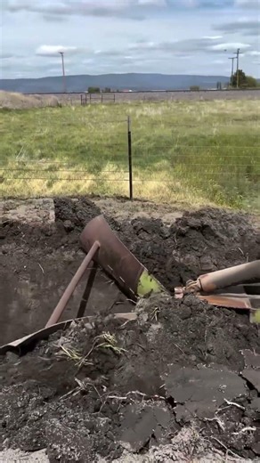 Czysta moc Caterpillar! Tworzenie potężnego rowu 🚜💥 Massive vintage Cat trench plowing! #tractor