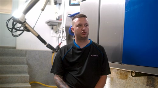 Pour la Ferme Lancjeu, la robotisation et La Traite Flow-Responsive™ sont le meilleur investissement qu’ils aient jamais fait. En seulement quelques mois, ils ont constaté une augmentation de la production laitière, une diminution des traites incomplètes et une meilleure santé mammaire globale. Écoutez directement Raphaël parler de l’impact de la FRM sur sa ferme. #nousvivonslelait | DeLaval