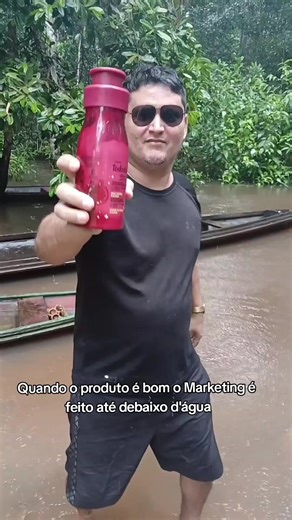 Quando o produto é bom o Marketing é feito até debaixo de chuva #humor #engraçado #carnaval #CarnavalNatura @naturabrasiloficial
