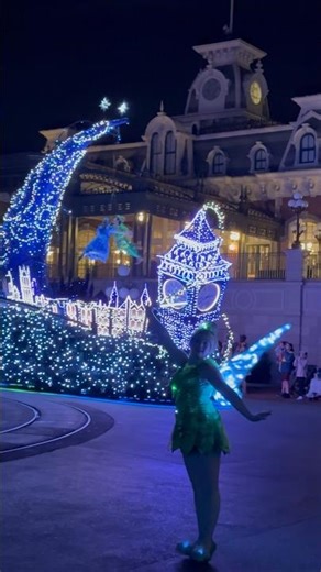 Tinkerbell, Peter Pan & Wendy fly in Starlight Parade #disney