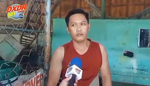 TAN-AWA: SECURITY GUARD, GIBUTYAG NGA NAKITA NIYANG NATUMBA NA ANG DALAGA SA BASURAHAN SA BAGSAKAN NI EDAD NING DAKBAYAN Gibutyag ni Mr.Junrey Gonzales, hingkod ang pangidaron kinsa usa ka security guard nga duty incharge atol sa nahitabo nakakita niyang natumba ang dalagang babaye sa basurahan sa Bagsakan ni Edad ning dakbayan, kaganihang alas 3:00 sa kadlawon, Marso 8 ning tuiga. Saysay pa sa security guard nga nanawag siya og rescuer aron madala sa tambalan ang biktima. Dugang pa niya nga wal