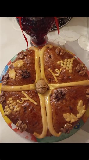 #Χριστόψωμο ( συνταγή είναι από τον Άκη Πετρετζίκη) Συμβολίζει τη γέννηση του Χριστού και την ευλογία στο σπίτι για αυτό και το στολίζουμε με πολλά πλουμίδια ή κεντίδια!!! Το φτιάχνουμε την παραμονή των Χριστουγέννων. Υλικά: 500 γρ. αλεύρι, 1 φακελάκι ξερή μαγιά, 60 γρ. ζάχαρη ( εγώ βάζω 75 γιατί το θέλω πιο γλυκό), 25ml ελαιόλαδο, 1/2 κ.γλυκού κανέλα, 15γρ. γλυκάνισο σε σκόνη ( το ιδανικό είναι να χτυπήσουμε στο μούλτι αστεράκια γλυκάνισου και να τα κοσκινίσουμε παίρνοντας τη σκόνη, για να έχου