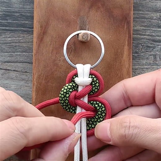 DIY Christmas Color Keychain｜DIY クリスマスカラーのキー #diykeychain #paracord #diy #knot #bracelet #handmade