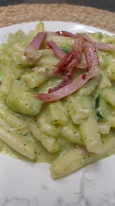 Pasta con zucchine speck e stracchino, cremosa e buonissima 🤩 Salva il video per non perdere la ricetta Ingredienti x 4 2 zucchine 150 g stracchino 100 g speck a dadini 320 g pasta senza glutine sale e pepe olio extravergine d’oliva Mezza cipolla Passaggi Lavate e tagliate a dadini le zucchine. In una padella fate soffriggere la cipolla tritata con un generoso filo d’olio. Poi aggiungete le zucchine a dadini, sale e un mestolo di acqua calda. Fate cuocere a fiamma bassa per 10 minuti. Dopodiché