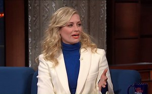 《破产姐妹》卡洛琳的扮演者贝丝·比厄在朱莉·安德鲁斯面前试镜!!