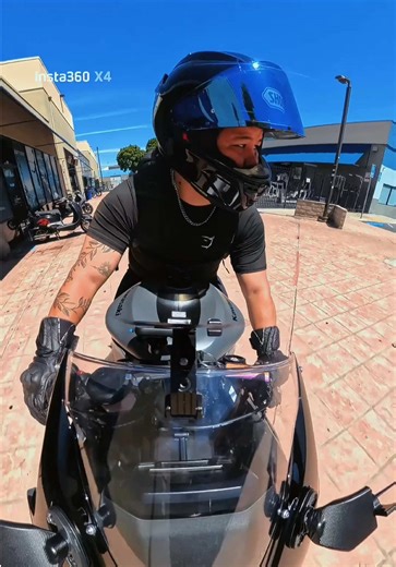 Used to get anxiety leaving the gym trying to go down the sidewalk and not hit anyone. Now look at me. I look pissed off, but not hitting anyone 😎 #progress #zx6r #wlw #masc #move