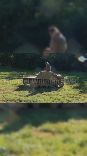 pantes jadi negara beban|| berikut penjelasannya☕🗿 - - L3/33 (atau _Carro Veloce L3/33_ / CV‑33) itu tankette ringan Italia yang dikembangkan pada awal 1930‑an. Ide dasarnya diambil dari tankette Inggris Carden‑Loyd Mk VI, tapi insinyur Italia menambah mesin lebih kuat, perlindungan sedikit lebih tebal, dan suspensi yang diperbaiki. Ciri‑ciri utama - Berat: sekitar 2,9 ton, jadi cukup ringan buat dipindahkan lewat jalan sempit atau bahkan diangkut lewat pesawat. - Dimensi: 3,03 m × 1,4 m × 1,2 