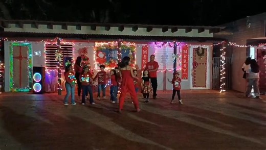 Nuestros pequeños de Elemental con su presentación junto al Mr. Acevedo y Mrs. Torres y dirigidos por una joven líder, Yomi. ¡Llegó la Navidad! | A2Z Learning Center, LLC