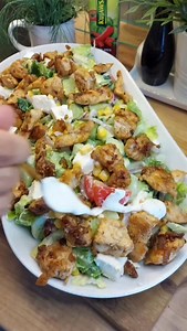 SYLWESTOWA SAŁATKA SAŁATKA Z KURCZAKIEM I SEREM FETA🥗 Sałatka z kurczakiem i warzywami Składniki: 2 piersi z kurczaka 2 pomidory malinowe 1 czerwona cebula 4 ogórki gruntowe 1 op ser typu feta 1/2 puszki kukurydzy 1 szt sałata rzymska mini Sos czosnkowy. 6 łyżek jogurtu naturalnego 2 łyżki majonezu 2 ząbki czosnku sól, pieprz Wykonanie: Kurczaka kroimy w kostkę. Do miski przekładamy kawałki piersi, cebulę, czosnek i zalewamy olejem z przyprawami. Odstawiamy do lodówki na 2 godziny. Następnie ku