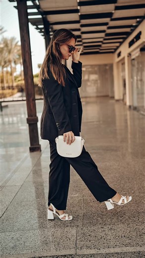 8 Stunning Poses for Women’s Fashion