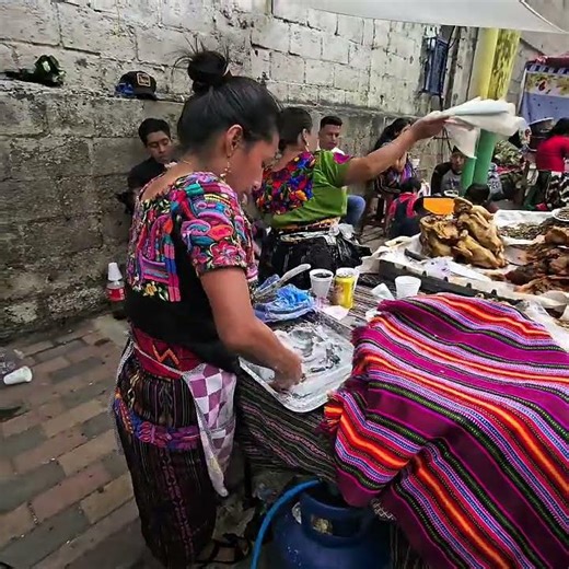 🌽🇬🇹 ¿Se te antoja? Así se preparan las deliciosas tortillas negras en Amatitlán, Guatemala. 😍