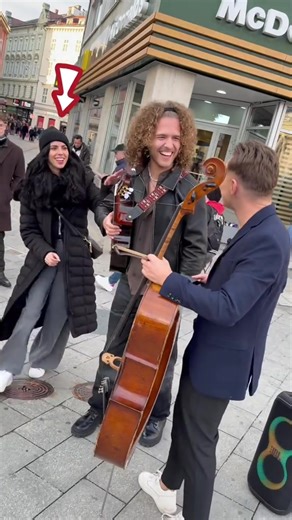 Wait for it❤️✨ I was playing cello on the street with the guitarist @davidbilekofficial - Suddenly a woman came up and asked if we could play the song Pirates of the Caribbean, and we did. It was an incredible moment; lots of people came and danced along #cello #guitarplayer #guitar #piratesofthecaribbean #pirates