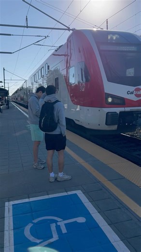 Walking in California. Caltrain, Mountain View Station. #walkingfoolio #itsapoundsign #travel