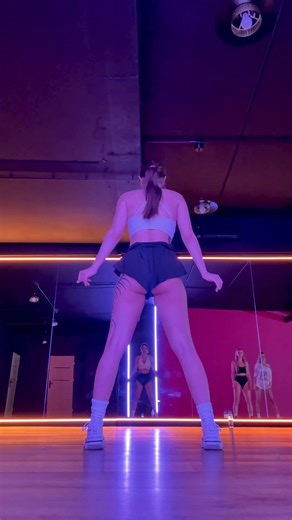 Today I’m stepping out of my comfort zone and sharing my very first twerk class. It’s about courage, body awareness, awkward moments, and the joy of being a beginner. No perfection, no filters — just the first step and real emotions ✨