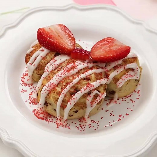 Dress up your cinnamon buns with an extra Minnie Mouse detail! http://di.sn/6180BtM3e | Disney Family