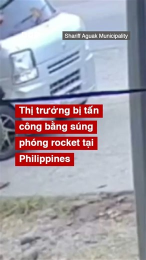 CAMERA AN NINH GHI LẠI KHOẢNH KHẮC THỊ TRƯỞNG BỊ TẤN CÔNG BẰNG SÚNG PHÓNG ROCKET Một thị trưởng tại Philippines đã thoát chết sau khi chiếc xe của ông bị tấn công bằng súng phóng rocket ngay giữa ban ngày vào hôm 25/1. Chính quyền thị trấn Shariff Aguak cho biết trong một bài đăng trên Facebook rằng Thị trưởng Akmad Mitra Ampatuan đã không bị hề hấn gì, tuy nhiên, theo đài GMA News của Philippines, hai vệ sĩ của ông đã bị thương trong vụ việc. Các nguồn tin truyền thông cho biết ít nhất ba kẻ tấ