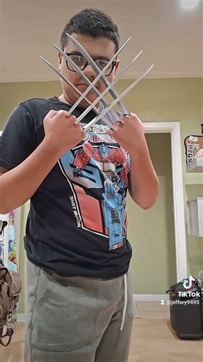 Releasing and retracting Wolverine's claws #wolverine