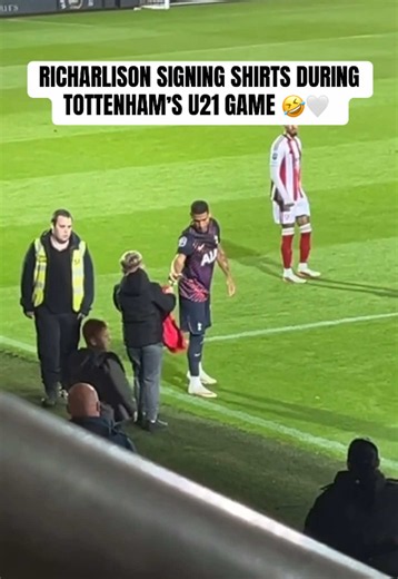 Signing shirts before the start of the 2nd half 😂👏🏽 class! (IG: Leothejourno) #Richarlison #football #respect #funny #tottenham