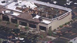 EXPLOSION IN ARIZONA: Four people were injured in a building explosion and roof collapse at a strip mall southeast of Phoenix. https://bit.ly/38fhima 📹: KPHO | 10 Tampa Bay
