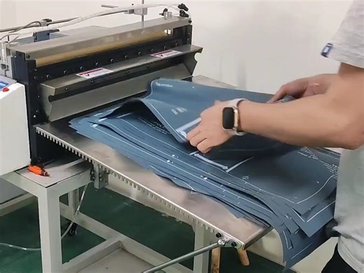 “革新生产，一键高效！全自动裁切机引领智能制造新风尚”