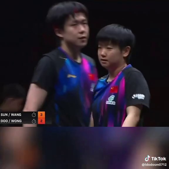 🦁: Dudu, em đang nói quả giao bóng này à? Dudu, Dudu, Dudu…. 😂 Sub trao đổi chiến thuật set 5 trận đôi mixed hnay, ở đoạn sau là thời điểm match point. Giây thứ 43 trong clip, ai đó gọi Dudu và nói “Em đang nói quả giao bóng này à?” Và quan trọng là lúc nào cũng là “tuỳ vào cảm giác bóng của em”, ý là e ko cần cố, cứ thoải mái mà đánh, cảm giác bóng tnao thì cứ đánh nthe, anh theo em 🥹 PS: t ko phải dân chơi chuyên bóng bàn, thuật ngữ chuyên môn có hạn, tiếng Trung ko biết nửa chữ, đã rất cố 