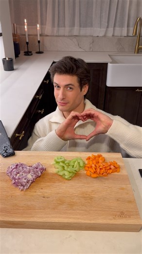 Volodymyr Testardі on Instagram: "[In English in the comment] Kolacja we dwoje, trochę świec, ulubiona muzyka i aromatyczne ragu — idealny przepis na miły wieczór.🫶👨‍🍳 Ragu wołowe z makaronem Składniki (4 porcje): • 500 g karku wołowego, pokrojonego w kostkę ok. 2 cm • 2 łyżki oliwy • 1 średnia marchewka, przekrojona wzdłuż i pokrojona w plastry • 1 łodyga selera naciowego, pokrojona w plastry • 1 czerwona cebula, pokrojona w kostkę • 1 łyżeczka kakao • 1 łyżka sosu sojowego • 100 ml ciemnego