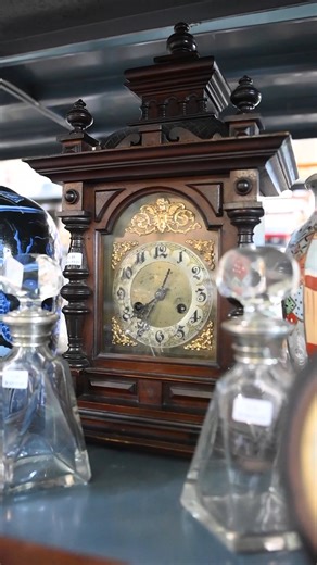 Si es jueves, ¡hay subasta de Bazar! Les mostramos algunos de nuestros favoritos y te esperamos para que ofertes desde la comodidad de tu hogar 👉 Hoy 20 hs - online www.subastascastells.com | Castells