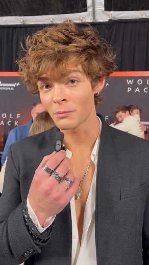 1.7K views · 11 reactions | Meu super poder seria pular logo pro dia 27 de Janeiro na estreia de #WolfPackSeries 藍 E o seu? | Paramount+ | Facebook