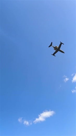 ✈️ A Learjet on approach