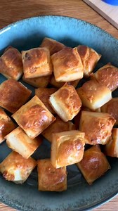 Cube au fromage Un petit like👍, un cœur ❤️ , un commentaire ou un partage aide énormément à contrer l’algorithme Facebook ! Merci d’avance pour votre soutien, ça permet à mes publications de rester visibles dans vos fils d’actualité. 😊🙏 la recette se trouve déjà sur mon blog https://lapetitecuisinedestephgd.over-blog.com/2023/09/cube-au-fromage-1.html | La Petite Cuisine de Steph - Conseillère Guy Demarle