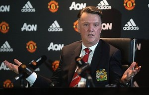 Louis van Gaal walks out of Manchester United press conference, after 5 minute monologue aimed at journalists