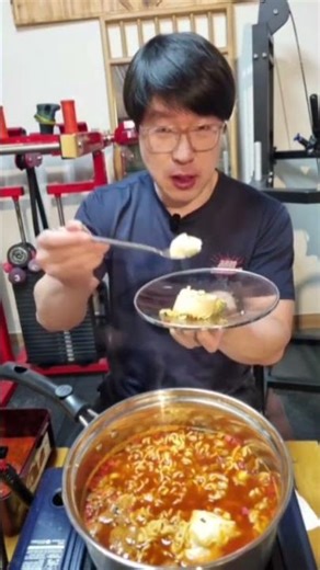Shin Ramyun The Red Mukbang, which makes arm wrestlers suffer, at Ilsan Arm Wrestling Gym #RamenM...
