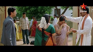 Arjun Telugu Movie, Scene 21 starring Mahesh Babu, Shriya, Keerthi Reddy & Others. Arjun's twin sister, Meenakshi, marries Uday, her love, against his parents' wishes who decide to kill her in retaliation to the wedding. However, Arjun tries to save his sister from their wrath. #MaheshBabu #Shriya #KeerthiReddy #StarMaa Star Cast : Mahesh Babu, Shriya, Keerthi Reddy & Others. Directed by : Gunasekhar Produced by : G. Ramesh Babu Music: Mani Sharma Watch the Full Movie on Hotstar: https://www.hot