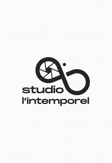 Moi pensant faire une séance sympa dans une bibliothèque… Résultat : fou rire incontrôlé, bruit de déclencheur façon marteau-piqueur et mon modèle a failli perdre sa main 🤣🤣 10/10 expérience immersive.” As-tu déjà éclaté de rire dans un endroit où tu n’avais absolument pas le droit ?#studiolintemporel #fourire #behindthescenes #portraits #pourtoi #foryou #photography