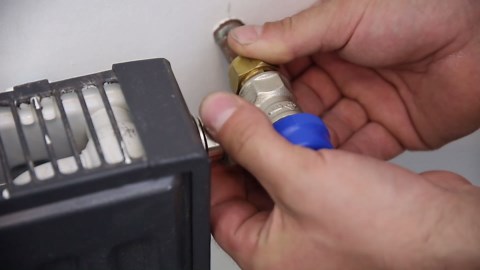Comment changer un robinet manuel de radiateur par un robinet thermostatique ?