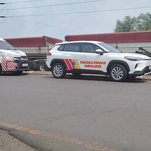 🚨 Accident Alert – Drakensberg & Allen Streets 🚨 A collision has occurred at the intersection of Drakensberg and Allen Streets. One person has been seriously injured, while two others sustained minor injuries. Traffic is heavily affected — motorists are urged to avoid the area and use alternative routes until the scene has been cleared. Emergency services are currently on site. | Newcastle Advertiser